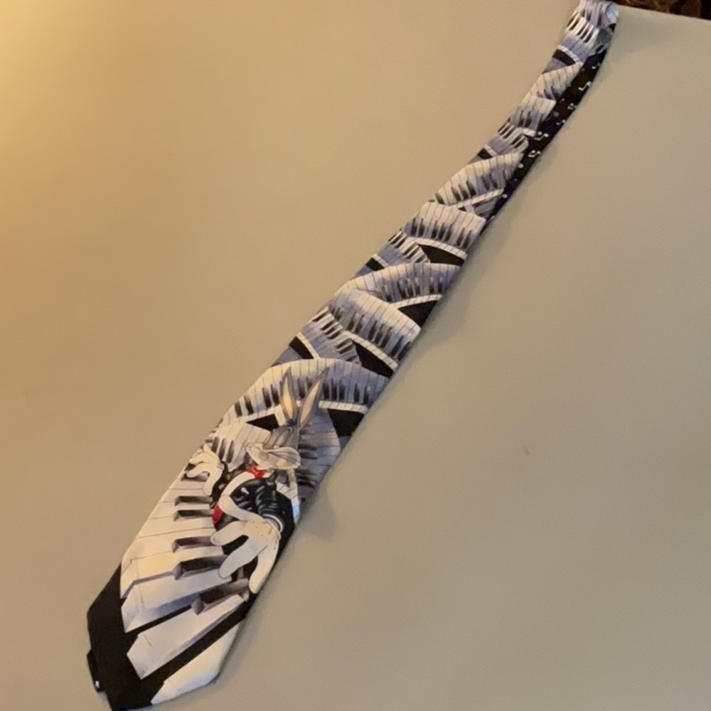 EUC Mens looney tunes mania tie